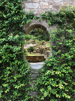 Oriel in wall to rockery